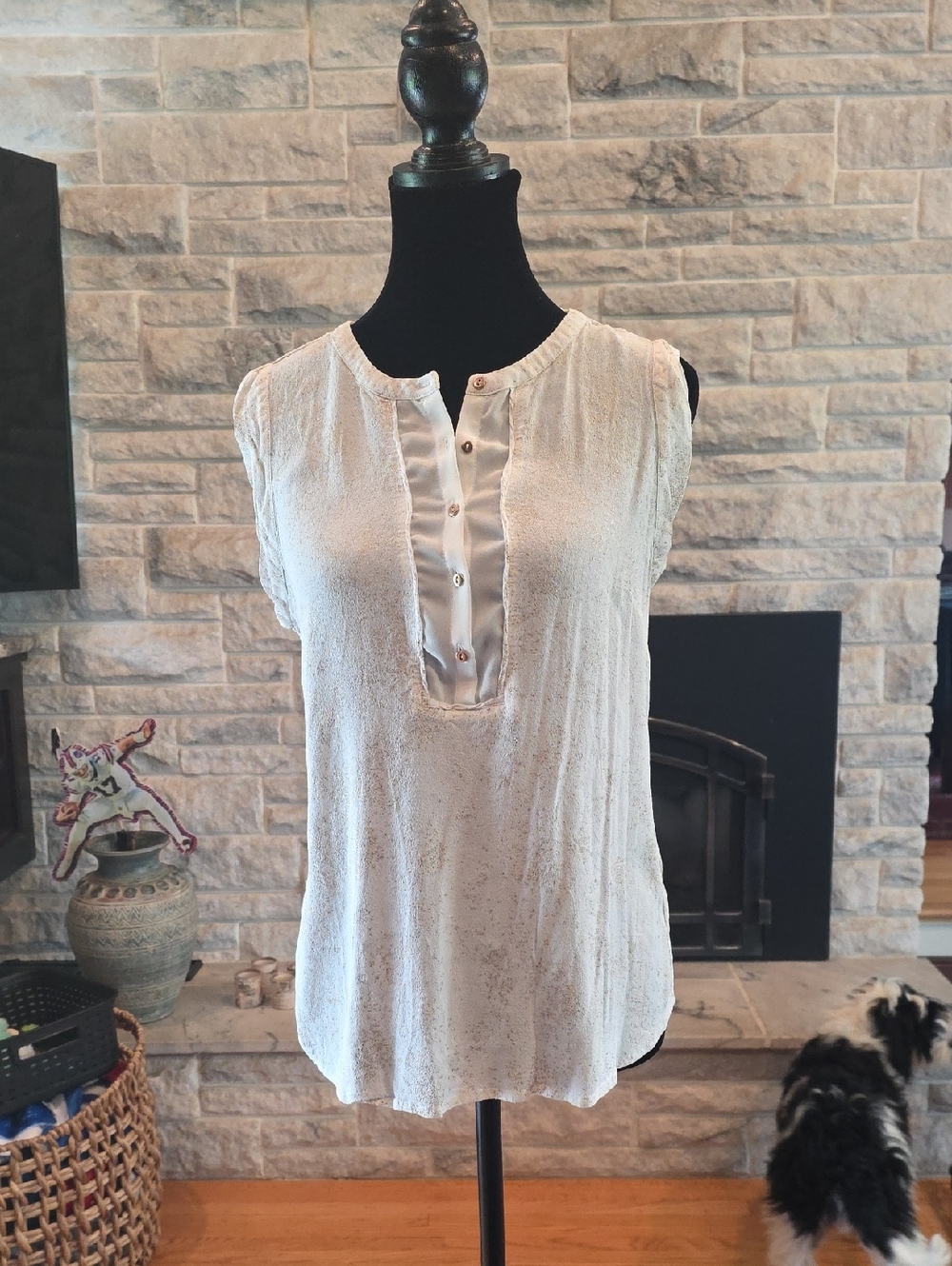 LILA ROSE Sleeveless White & Gold Button-Front Blouse. Size Medium